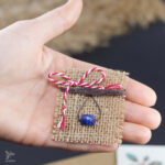 martisor lapis lazuli tinut in mana