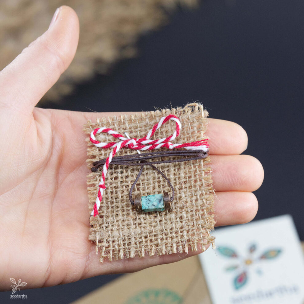 martisor turcoaz african tinut in mana