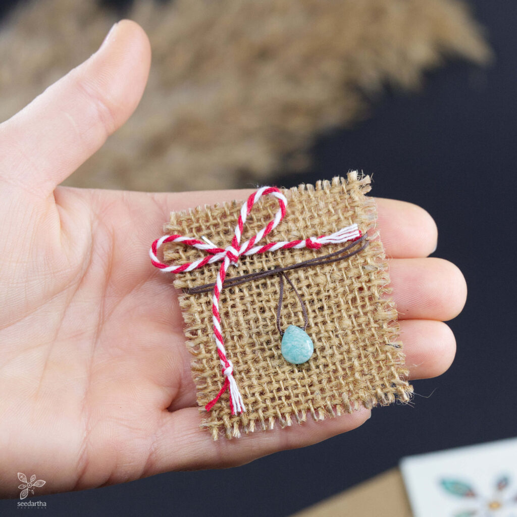 martisor amazonit tinut in mana