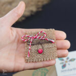 martisor coral rosu tinut in mana