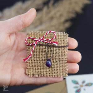 martisor-ametist-tinut-in-mana