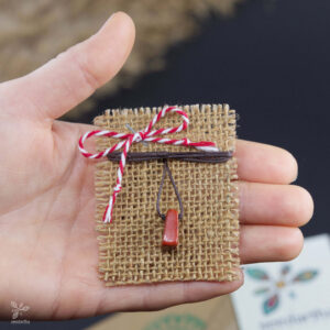 martisor-jasp-rosu-tinut-in-mana