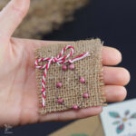 martisor rodonit prezentat in mana