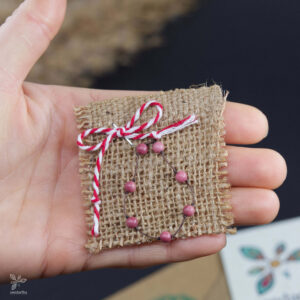 martisor rodonit prezentat in mana