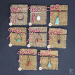 martisoare pietre semipretioase prezetate pe panza de iuta