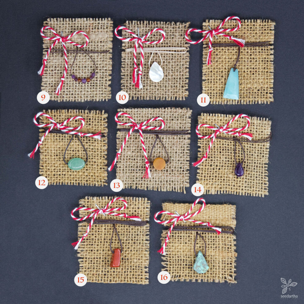 martisoare pietre semipretioase prezetate pe panza de iuta