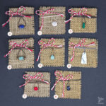 martisoare pietre semipretioase prezetate pe panza de iuta