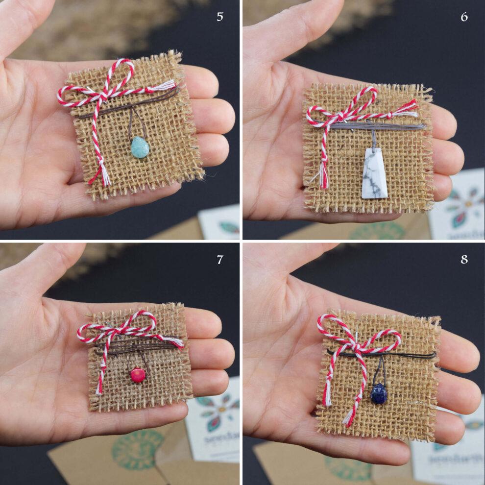 martisoare pietre semipretioase prezetate pe panza de iuta