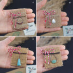 martisoare pietre semipretioase prezetate pe panza de iuta