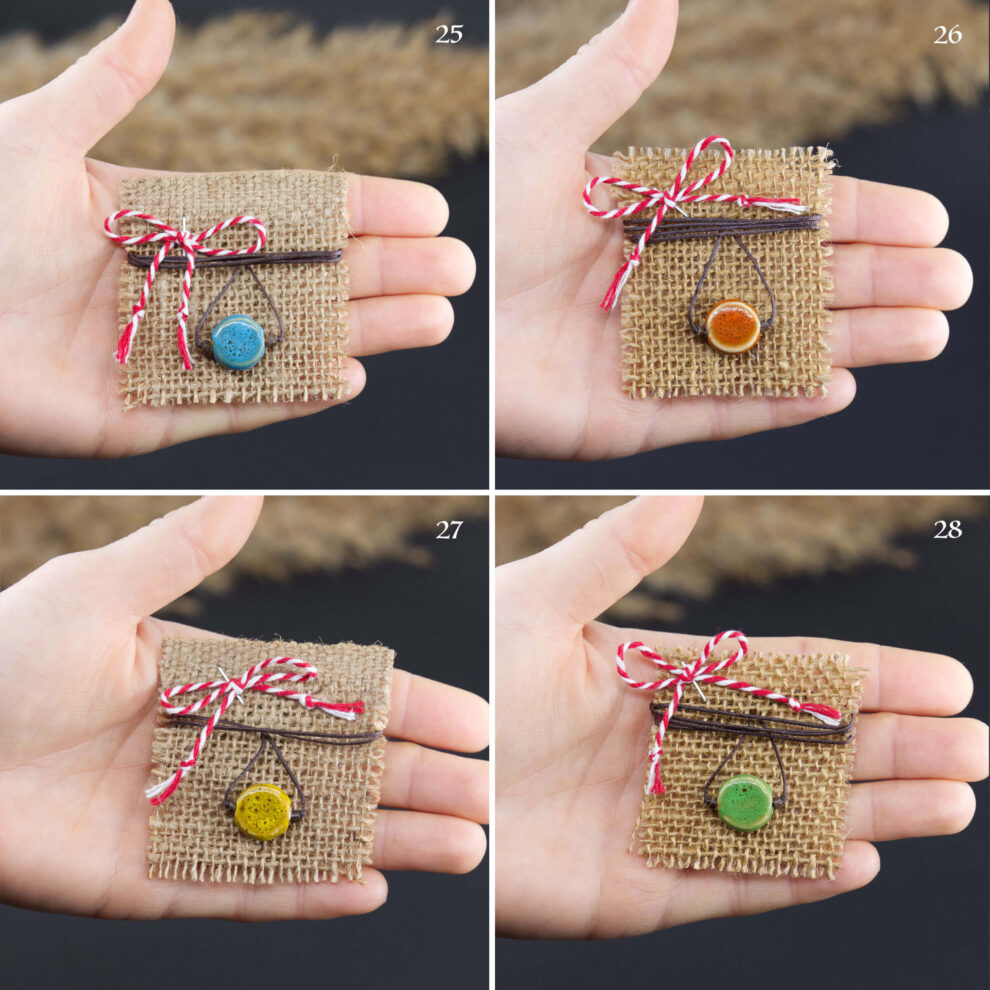 martisoare handmade prezentate in mana