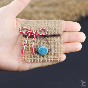 martisor ceramica albastru tinut in mana